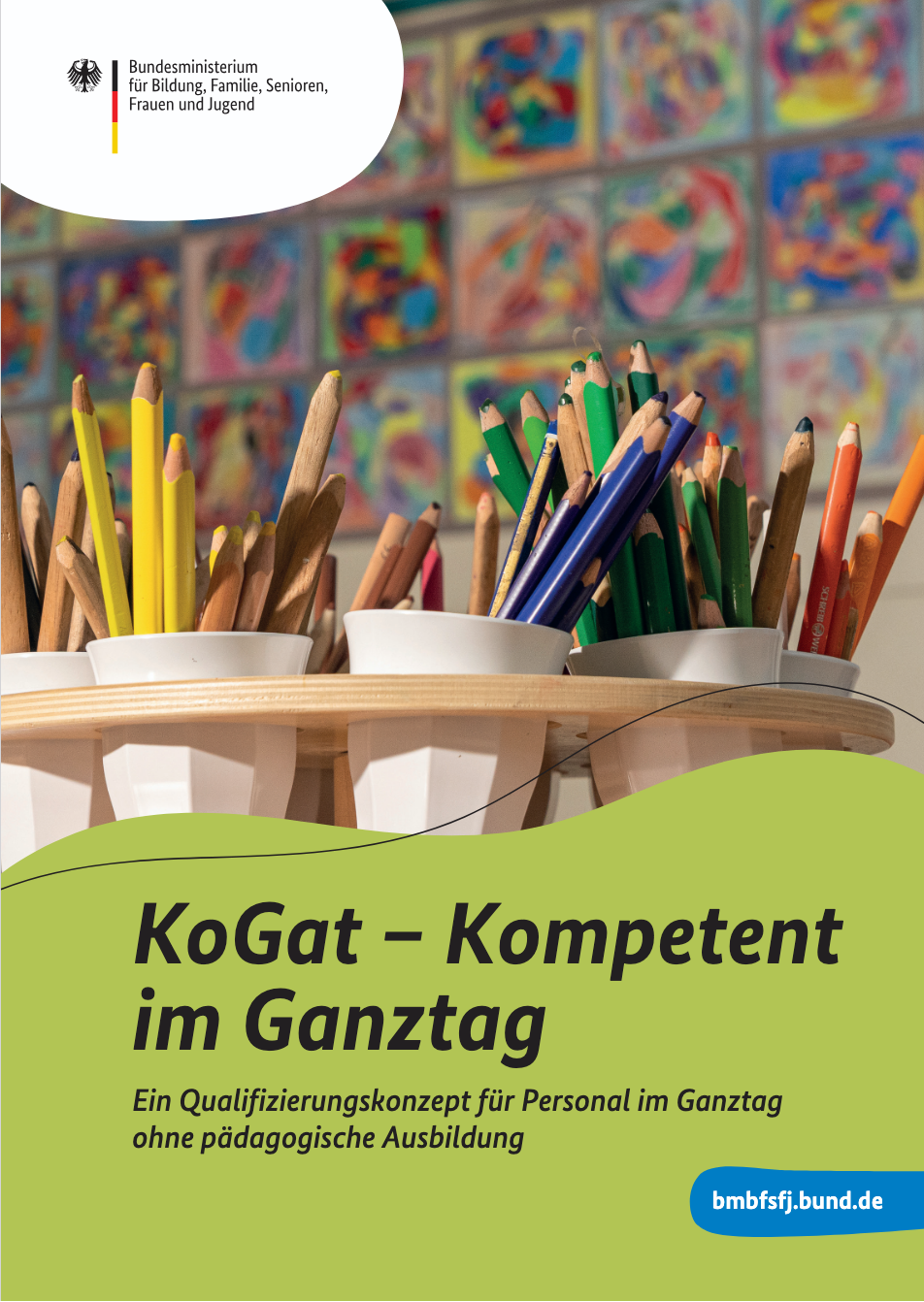 Das Cover zeigt Buntstifte auf einem Tisch Das Cover zeigt Buntstifte auf einem Tisch